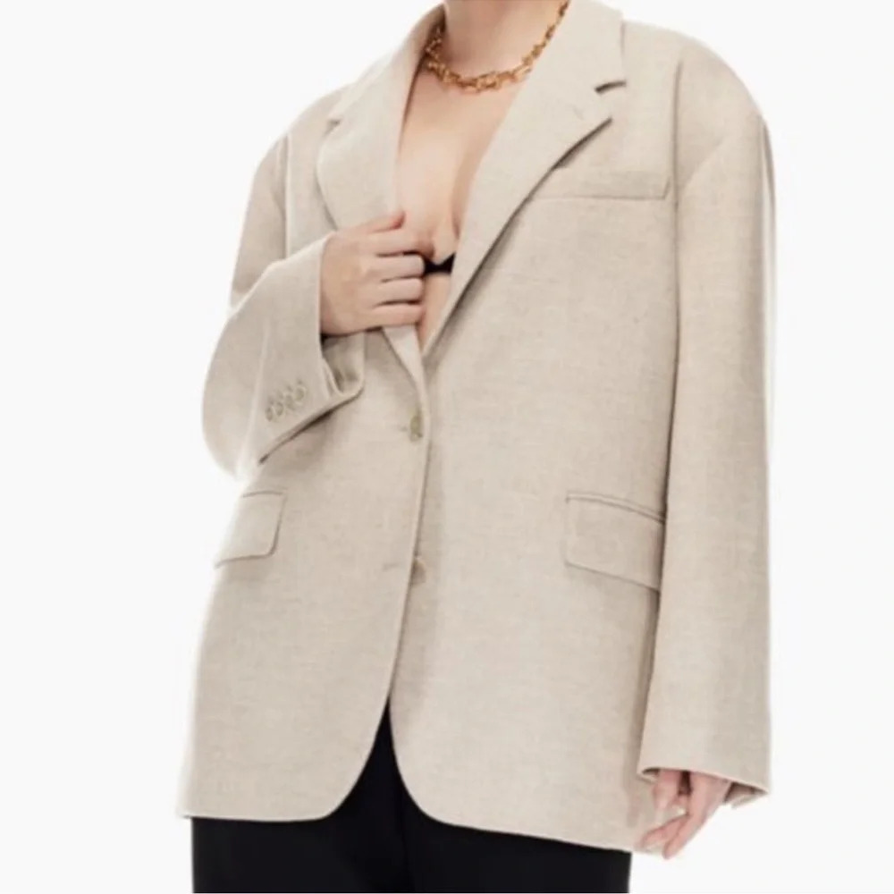 Babaton s-breasted w a notched lapel and pockets, cozy flannel made with wool.